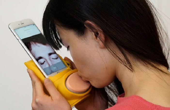 Фотография: Любовь в стиле Hi-Tech. Скоро выпустят устройство, воссоздающее поцелуи №1 - BigPicture.ru