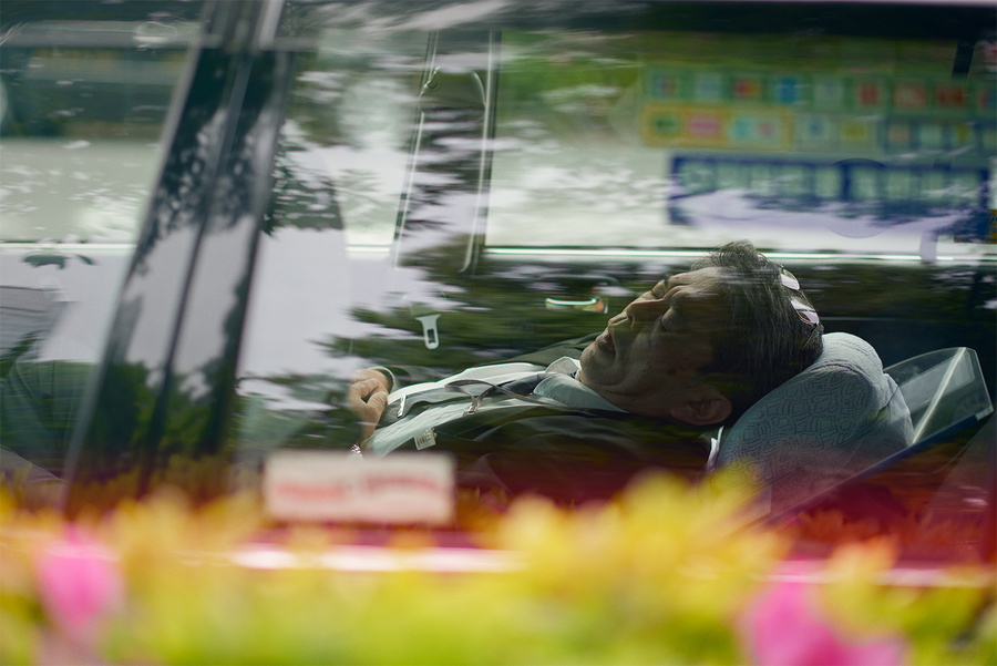 Фотография: Спящие посреди улицы в середине дня японские таксисты в фотосерии Уильяма Грина №9 - BigPicture.ru