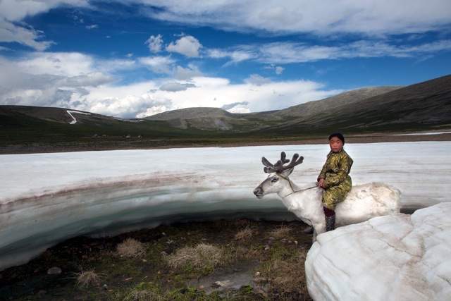 Фотография: Как живет вымирающее племя оленеводов из Монголии №2 - BigPicture.ru