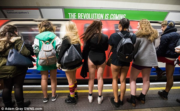 Фотография: В метро в одних трусах — в Лондоне прошел 