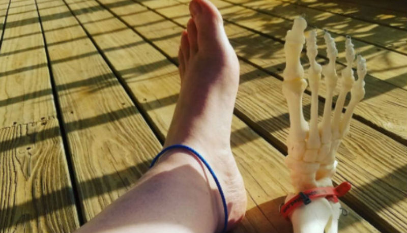Фотография: Американка ведет инстаграм с приключениями своей ампутированной ноги №1 - BigPicture.ru