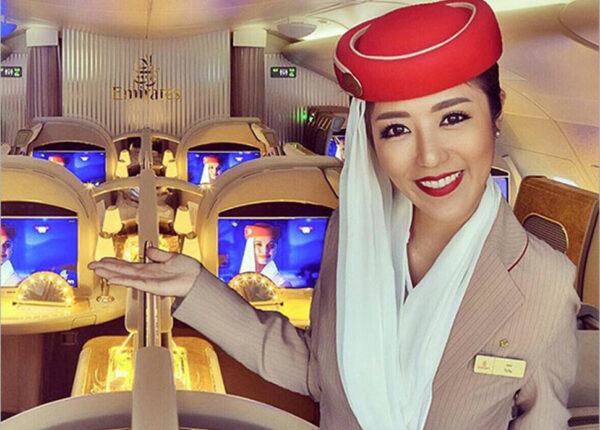 Популярную в Instagram стюардессу поймали на том, что она вставляет себя в украденные фотографии