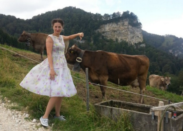 Активистке-вегану отказали в швейцарском гражданстве из-за борьбы с колокольчиками у коров