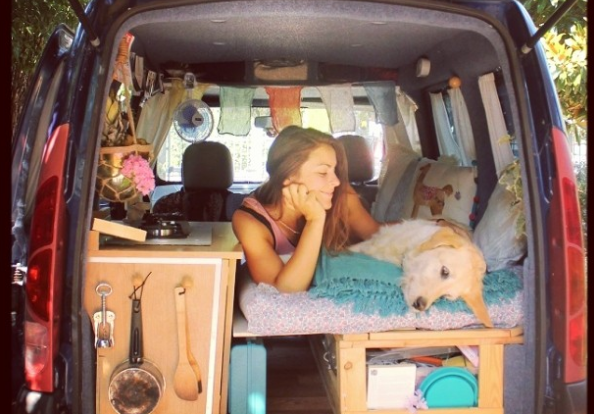 Фотография: Девушка переделала старый фургон в дом на колесах и путешествует по свету со своим псом №1 - BigPicture.ru