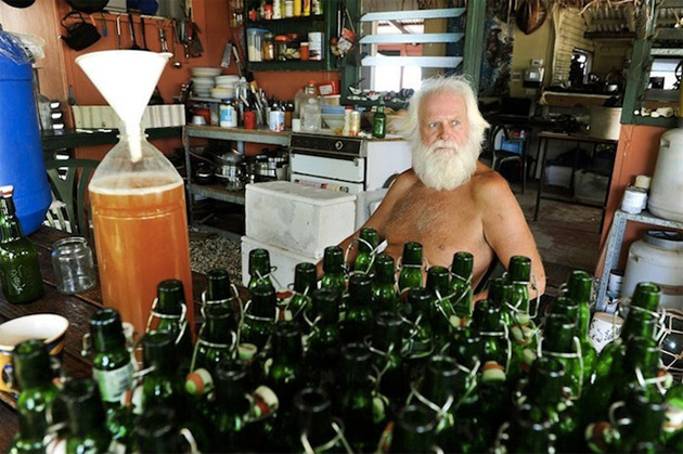 Фотография: Разорившийся австралийский миллионер уже 20 лет живет один на необитаемом острове №6 - BigPicture.ru