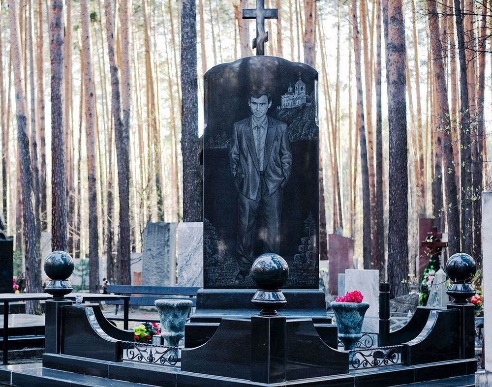 Фотография: Роскошные надгробия бандитского кладбища под Екатеринбургом №12 - BigPicture.ru