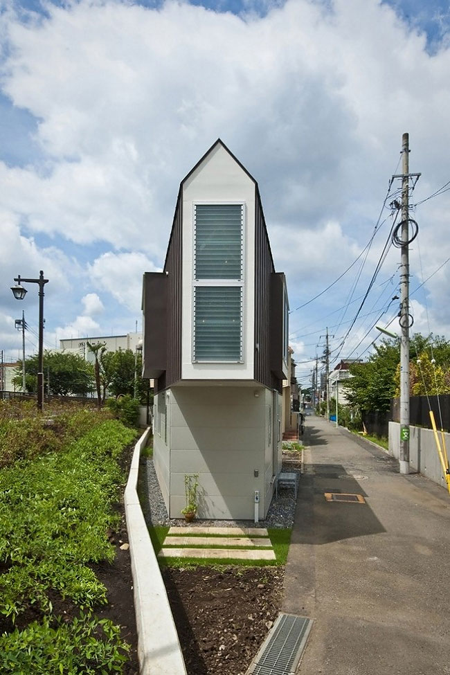 Фотография: Этот дом в Японии только снаружи кажется миниатюрным и узким №2 - BigPicture.ru