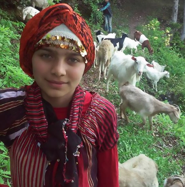 Фотография: 11-летняя девочка с собакой спасла козу и ее детеныша в горах №2 - BigPicture.ru