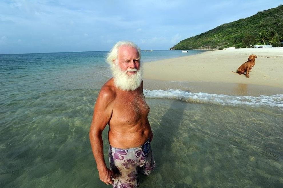 Фотография: Разорившийся австралийский миллионер уже 20 лет живет один на необитаемом острове №10 - BigPicture.ru