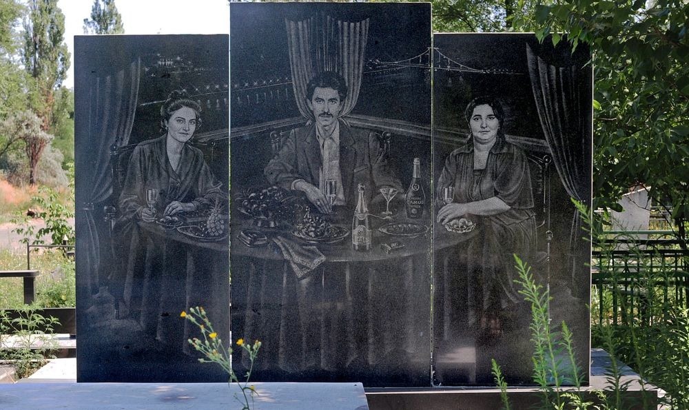 Фотография: Роскошные надгробия бандитского кладбища под Екатеринбургом №2 - BigPicture.ru