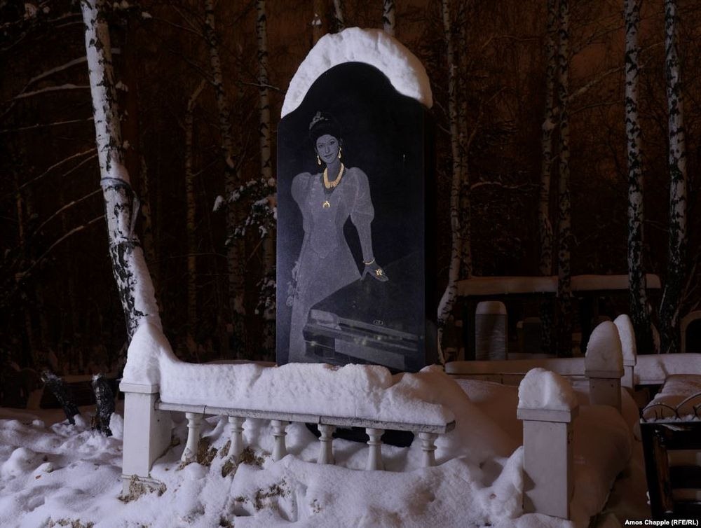 Фотография: Роскошные надгробия бандитского кладбища под Екатеринбургом №14 - BigPicture.ru