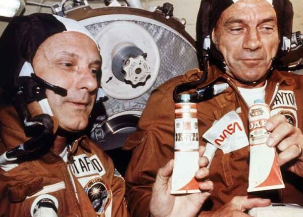 Поднимем наши тюбики, как советские космонавты американцев «водкой» поили