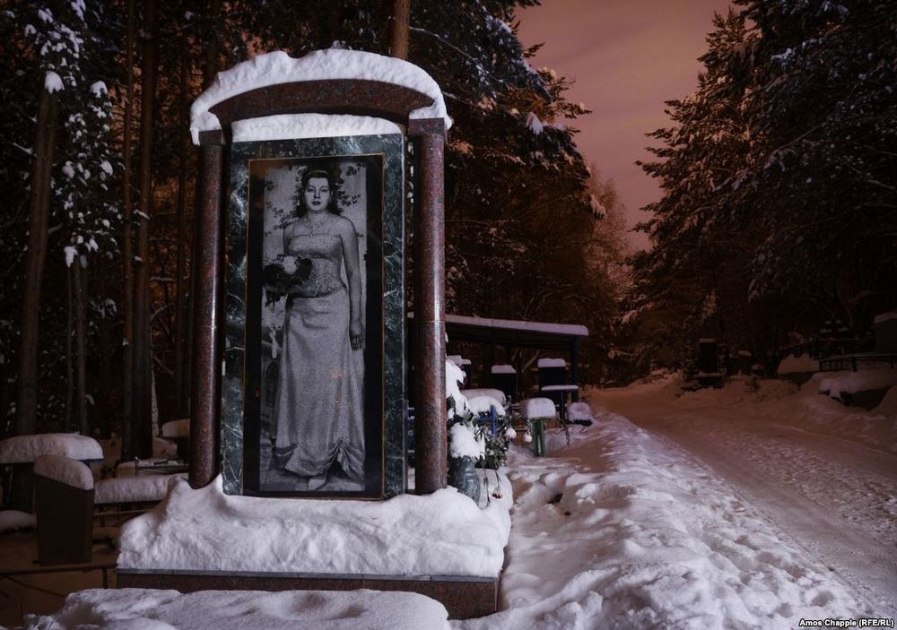 Фотография: Роскошные надгробия бандитского кладбища под Екатеринбургом №15 - BigPicture.ru