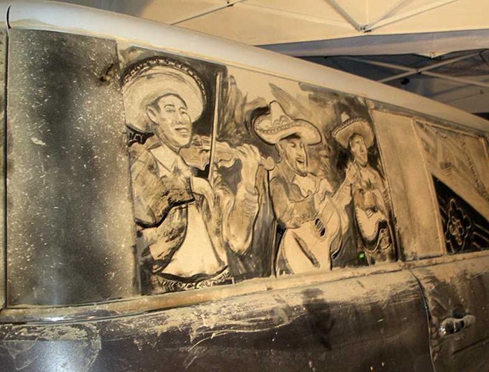 Фотография: Пыльная работа: художник пишет крутые картины на грязных стеклах машин №11 - BigPicture.ru