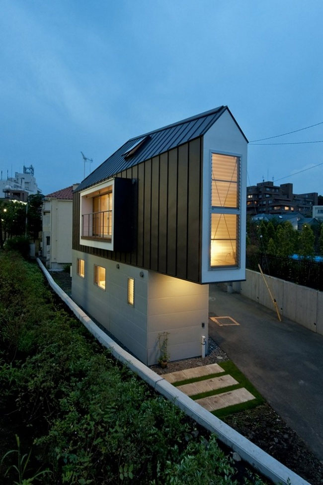 Фотография: Этот дом в Японии только снаружи кажется миниатюрным и узким №16 - BigPicture.ru