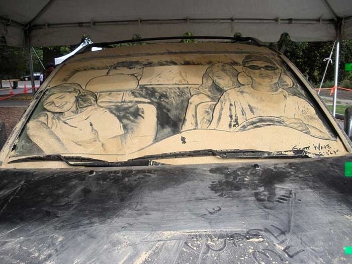 Фотография: Пыльная работа: художник пишет крутые картины на грязных стеклах машин №16 - BigPicture.ru