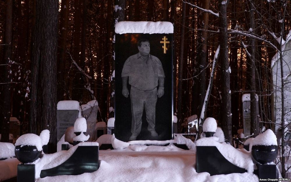 Роскошные надгробия бандитского кладбища под Екатеринбургом
