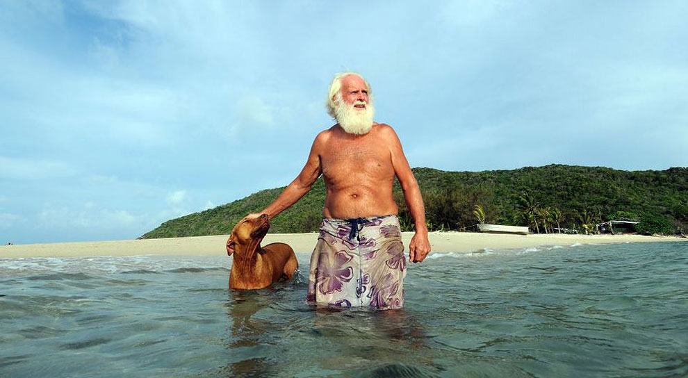 Фотография: Разорившийся австралийский миллионер уже 20 лет живет один на необитаемом острове №2 - BigPicture.ru