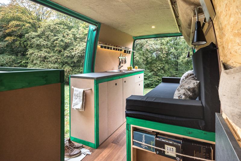 Фотография: Фотограф сделал из 16-летнего фургона уютный и комфортный дом на колесах №2 - BigPicture.ru