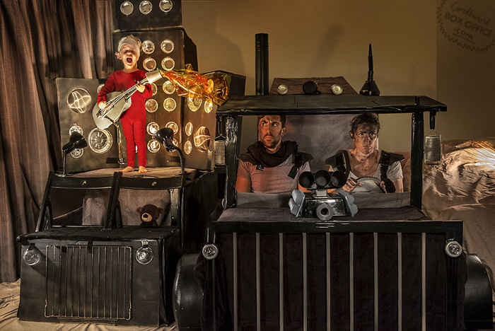 Фотография: Картон и немного фантазии: двухлетний мальчик и его родители воссоздают сцены из кино и сериалов №3 - BigPicture.ru