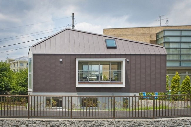 Фотография: Этот дом в Японии только снаружи кажется миниатюрным и узким №4 - BigPicture.ru