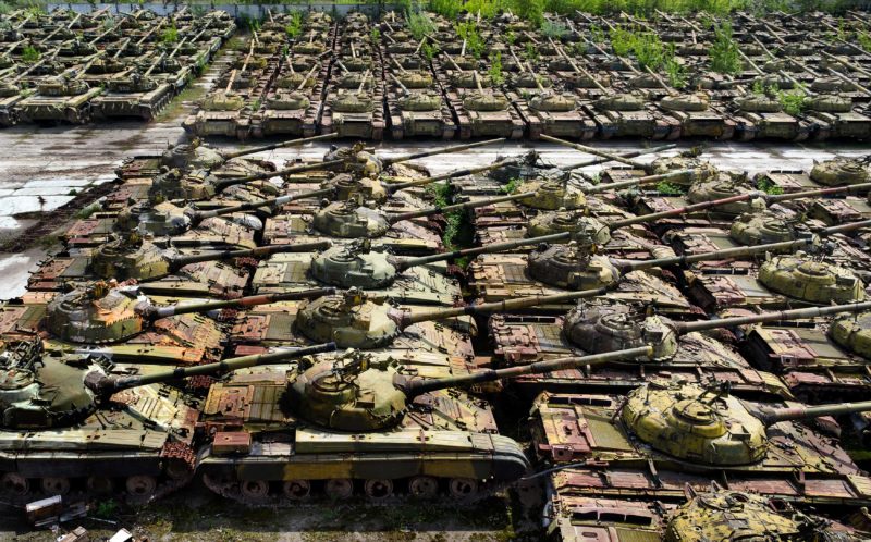 Фотография: От танков и телефонных будок до президентов США — самые необычные кладбища мира №4 - BigPicture.ru