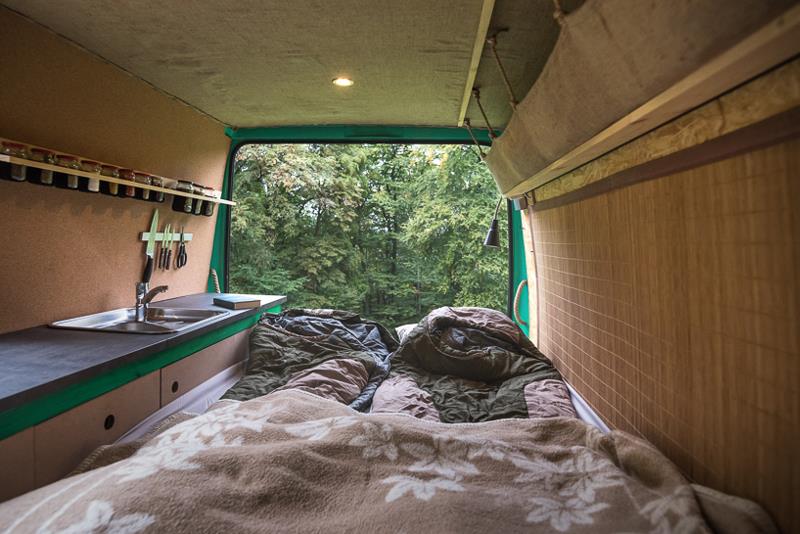 Фотография: Фотограф сделал из 16-летнего фургона уютный и комфортный дом на колесах №4 - BigPicture.ru