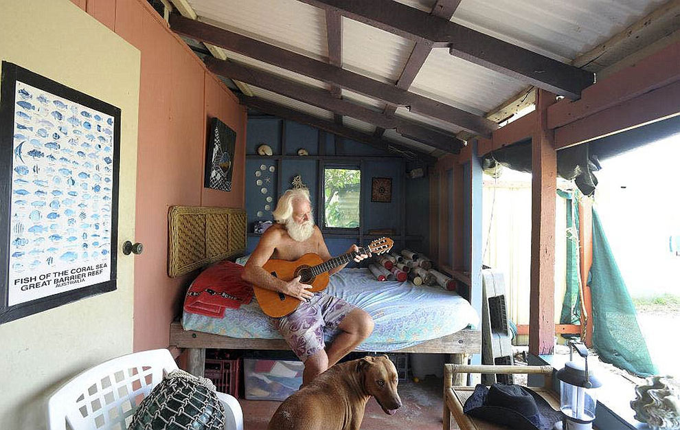 Фотография: Разорившийся австралийский миллионер уже 20 лет живет один на необитаемом острове №5 - BigPicture.ru