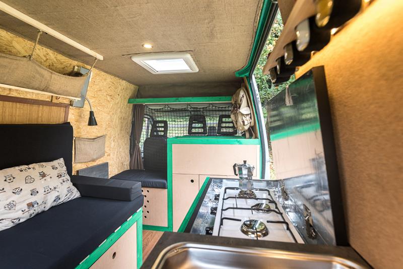 Фотография: Фотограф сделал из 16-летнего фургона уютный и комфортный дом на колесах №6 - BigPicture.ru