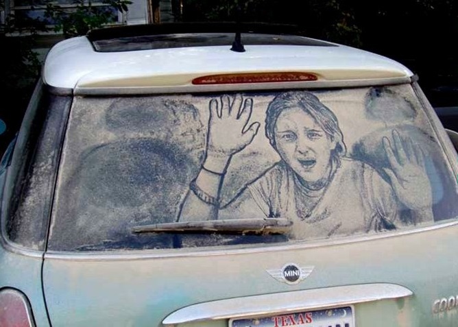 Фотография: Пыльная работа: художник пишет крутые картины на грязных стеклах машин №3 - BigPicture.ru