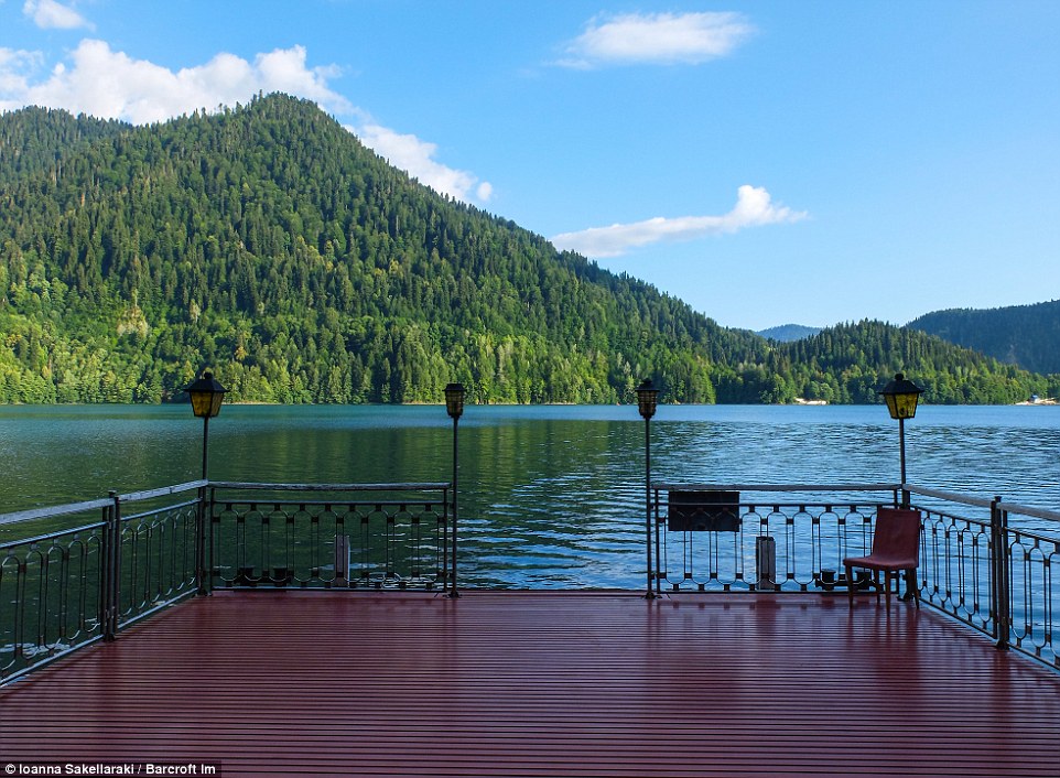Фотография: Как выглядит дача Сталина на озере Рица в Абхазии №8 - BigPicture.ru