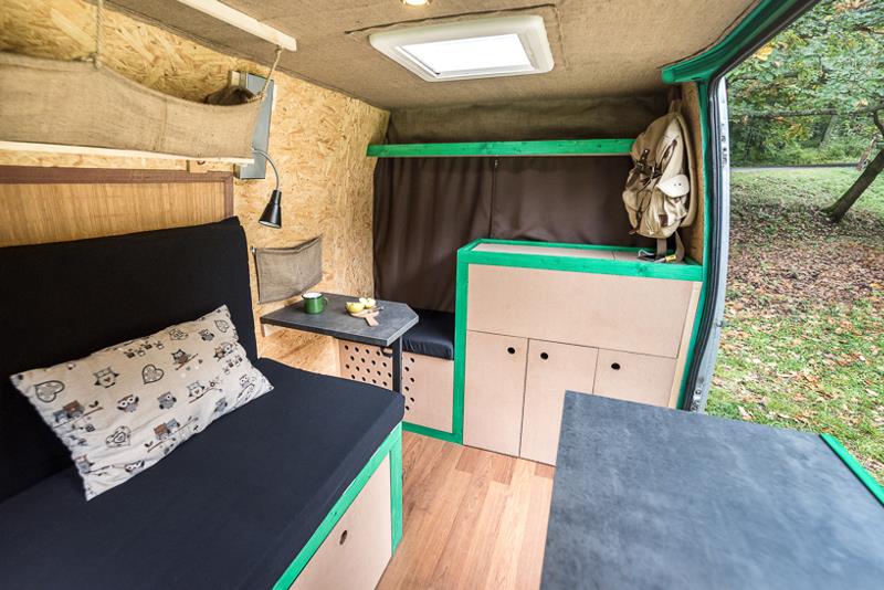 Фотография: Фотограф сделал из 16-летнего фургона уютный и комфортный дом на колесах №7 - BigPicture.ru