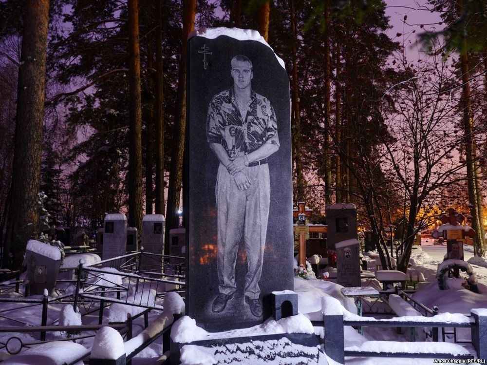 Фотография: Роскошные надгробия бандитского кладбища под Екатеринбургом №9 - BigPicture.ru