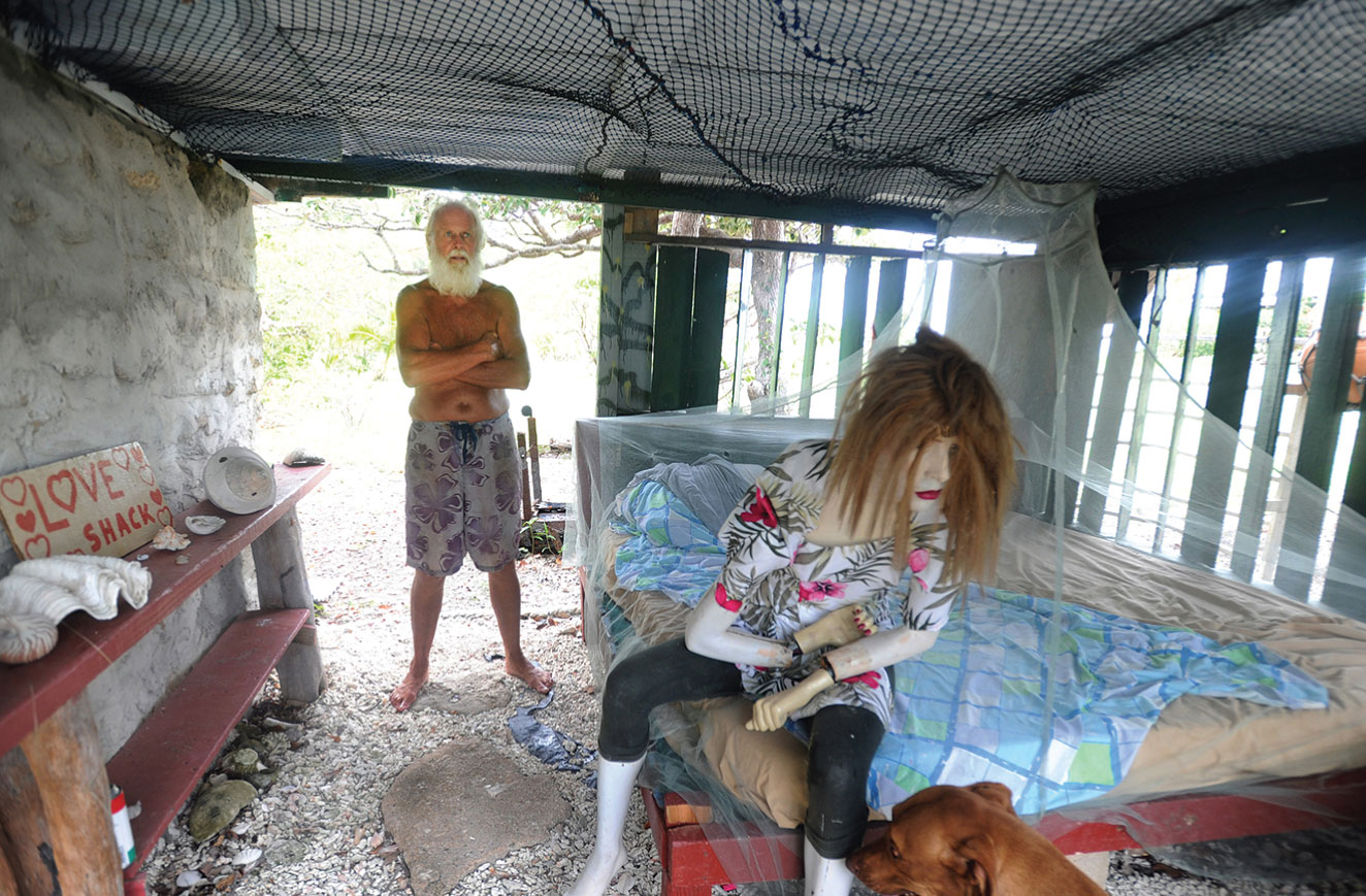 Фотография: Разорившийся австралийский миллионер уже 20 лет живет один на необитаемом острове №3 - BigPicture.ru