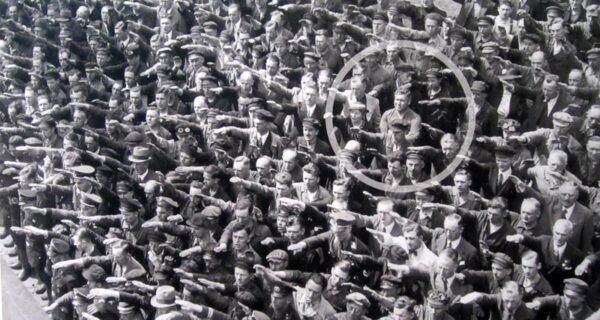 История Августа Ландмессера — человека с фотографии, не поднявшего руку в нацистском приветствии