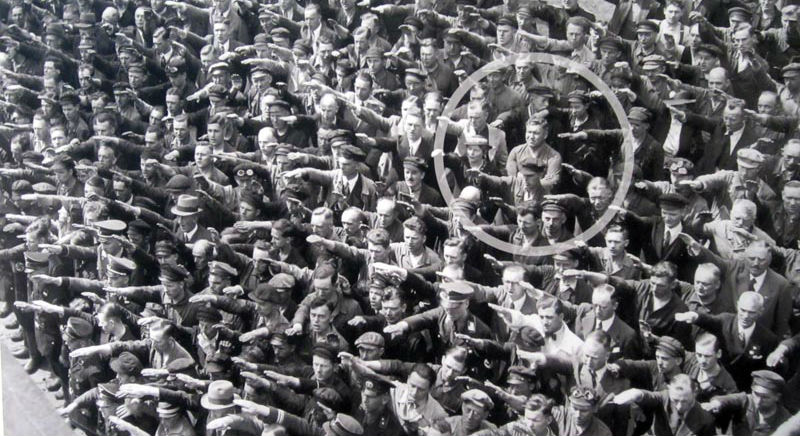 Фотография: История Августа Ландмессера — человека с фотографии, не поднявшего руку в нацистском приветствии №1 - BigPicture.ru