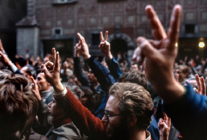 Фотография: Вернувшийся на родину польский фотограф увидел, как народ свергает социализм №1 - BigPicture.ru