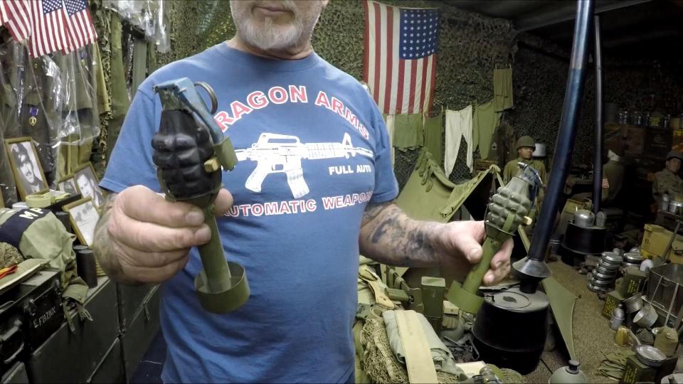 Фотография: Пенсионер из США — самый вооруженный человек планеты №11 - BigPicture.ru