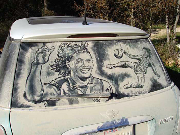 Фотография: Пыльная работа: художник пишет крутые картины на грязных стеклах машин №8 - BigPicture.ru