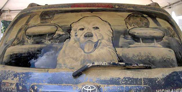 Фотография: Пыльная работа: художник пишет крутые картины на грязных стеклах машин №4 - BigPicture.ru