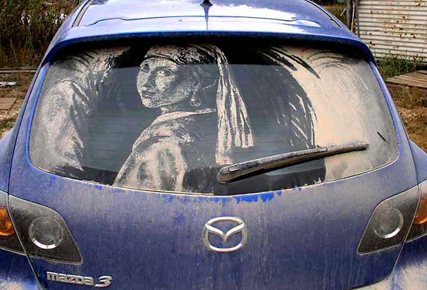 Фотография: Пыльная работа: художник пишет крутые картины на грязных стеклах машин №12 - BigPicture.ru