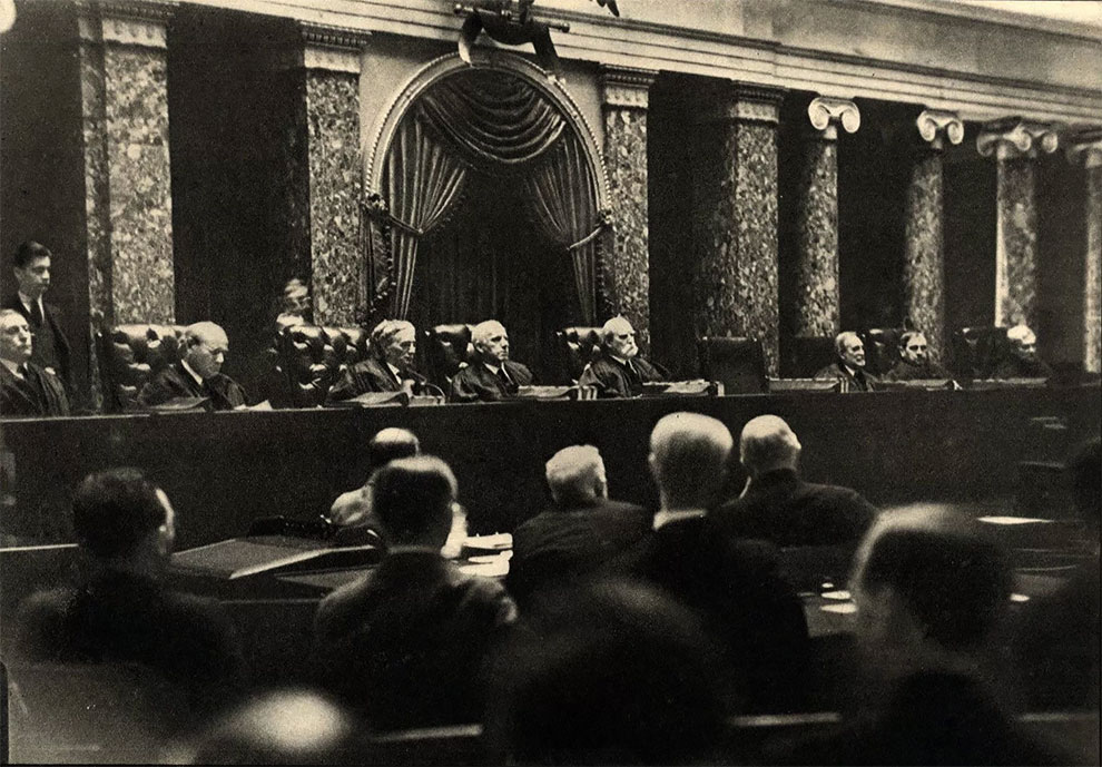 Фотография была сделана тайно во время сессии Верховного суда США. Одна из двух существующих фотографий, 1932 год.