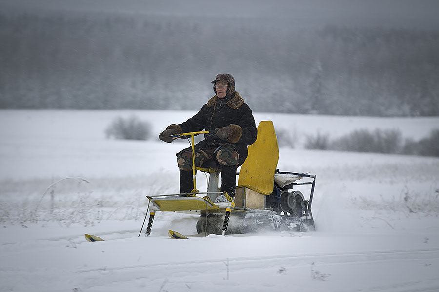 Фотография: Пенсионер в вятской деревне собрал аэросани, снежный трактор и мотодельтаплан №1 - BigPicture.ru
