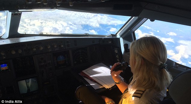 Фотография: Как управляет самолетом женщина-пилот №12 - BigPicture.ru