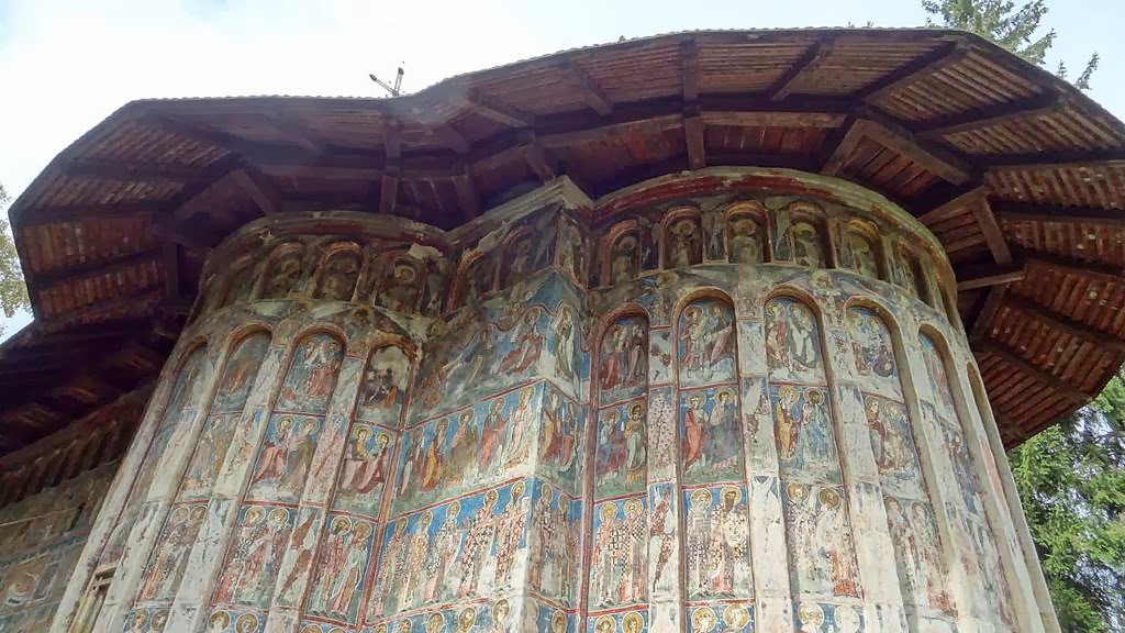 Фотография: Монастыри в Румынии, где удивительные фрески — не внутри, а снаружи №12 - BigPicture.ru