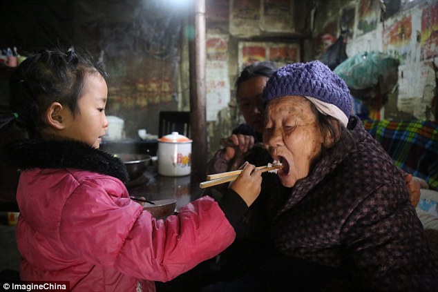 Фотография: Пятилетняя девочка стала единственной сиделкой для бабушки и прабабушки №1 - BigPicture.ru