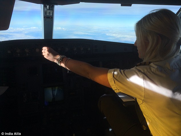 Фотография: Как управляет самолетом женщина-пилот №13 - BigPicture.ru