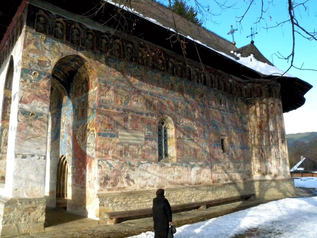 Фотография: Монастыри в Румынии, где удивительные фрески — не внутри, а снаружи №13 - BigPicture.ru