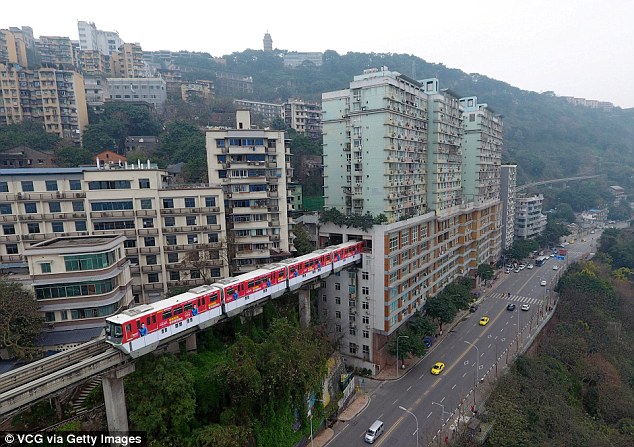 Фотография: В Китае поезд проезжает прямо через жилой дом №3 - BigPicture.ru