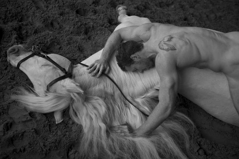 Фотография: Почему этот художник любит бегать с лошадьми по полям в чем мать родила №2 - BigPicture.ru